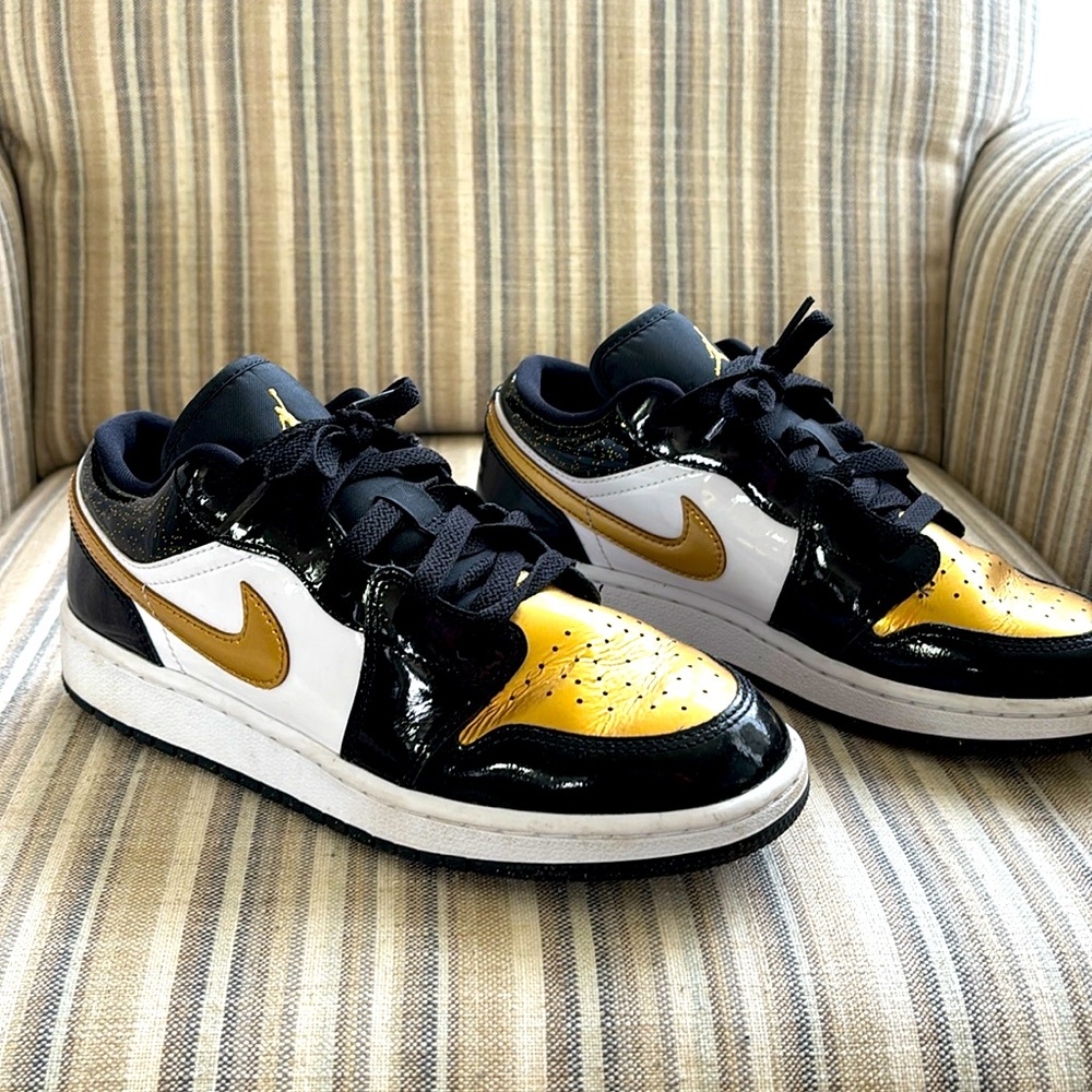 JORDANS * boys * size 6Y